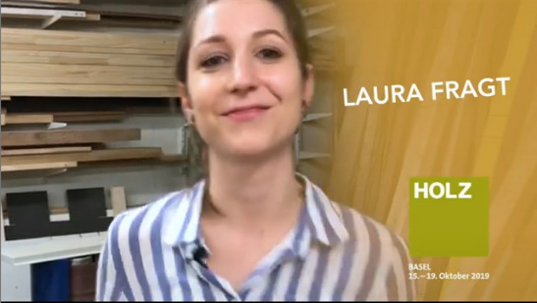 Laura sourit et regarde la caméra - Laura demande à Holz 2019.